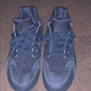 Nike huaraches “triple navy” size 12